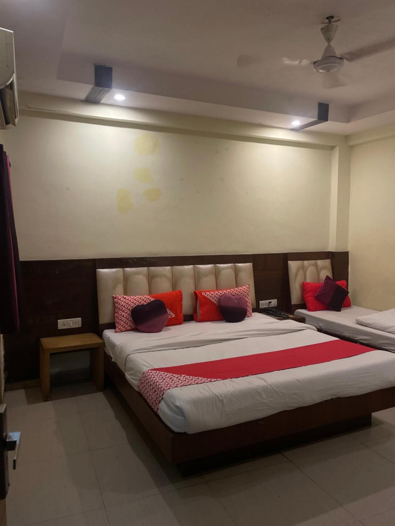 Hotel Golden Gate New Delhi Exterior photo
