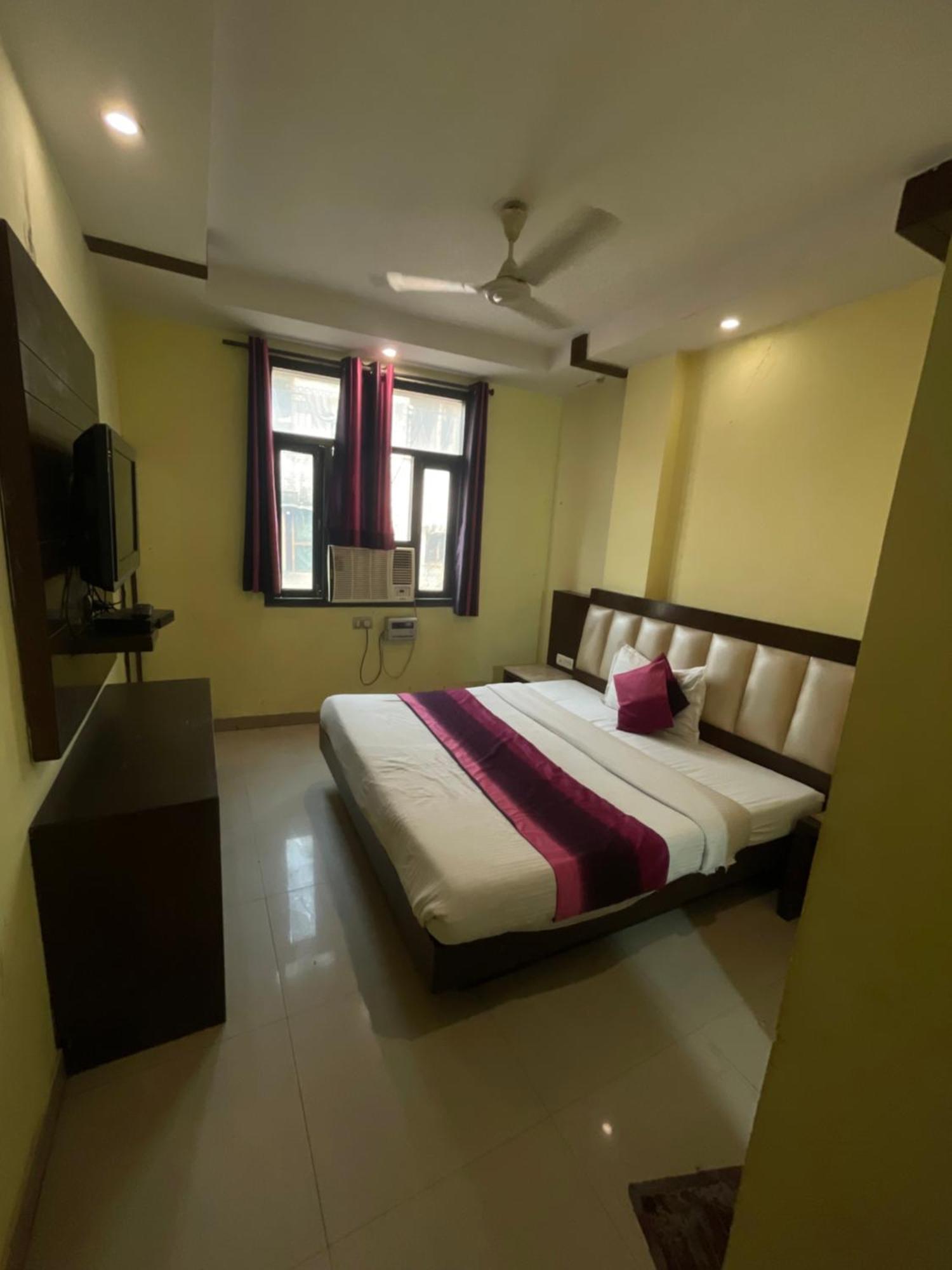 Hotel Golden Gate New Delhi Exterior photo