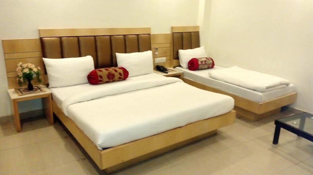 Hotel Golden Gate New Delhi Exterior photo